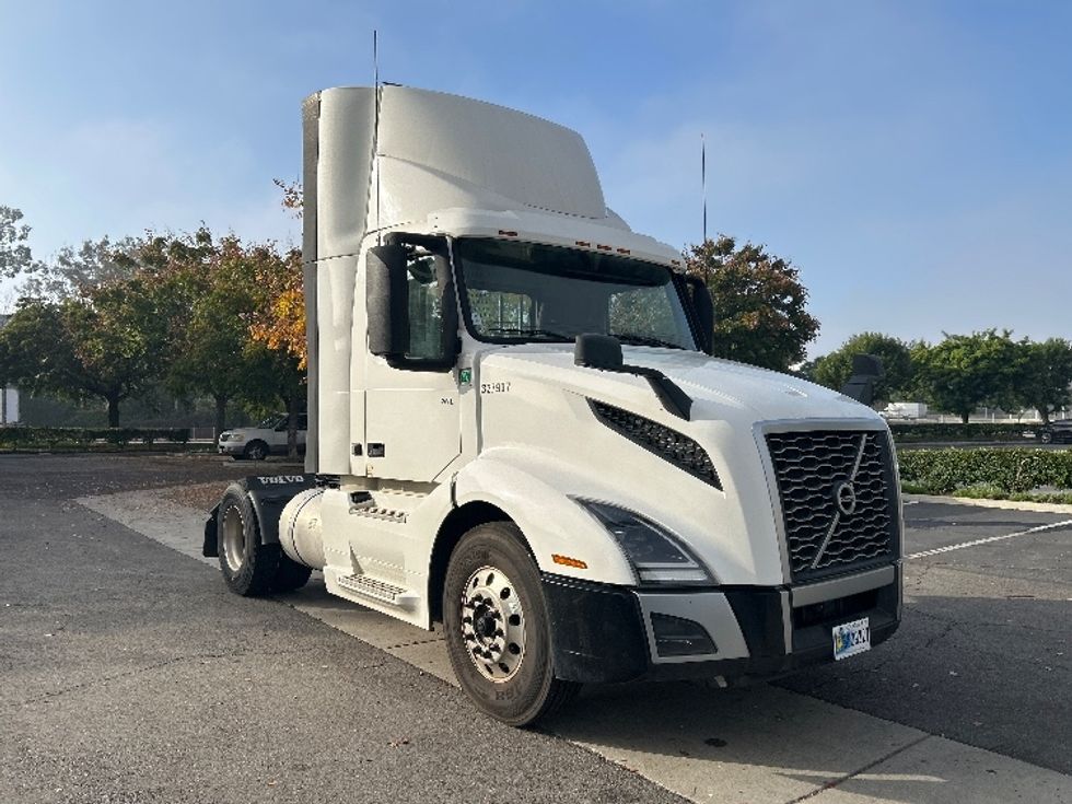Day Cab Tractor-Heavy Duty Tractors-Volvo-2019-VNL42300-Torrance-CA-275,170\n\t\tmiles-$ 44,250 - Image 1