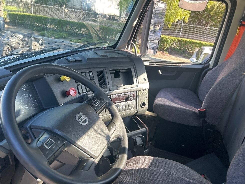 Day Cab Tractor-Heavy Duty Tractors-Volvo-2019-VNL42300-Torrance-CA-275,170\n\t\tmiles-$ 44,250 - Image 10