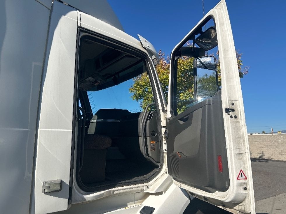 Day Cab Tractor-Heavy Duty Tractors-Volvo-2019-VNL42300-Torrance-CA-275,170\n\t\tmiles-$ 44,250 - Image 12