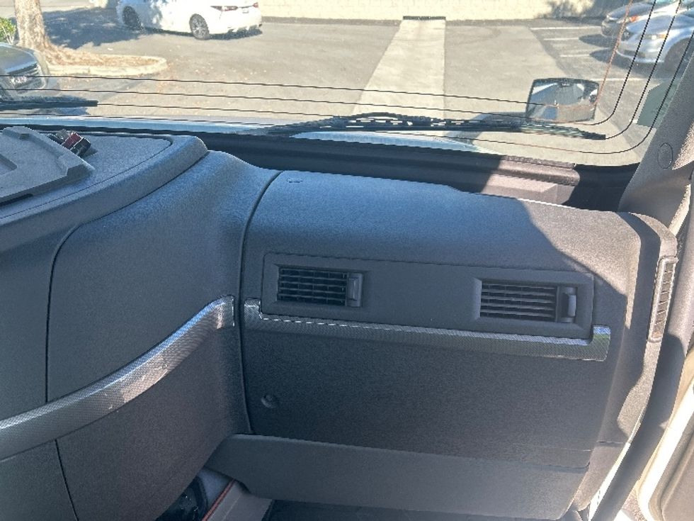 Day Cab Tractor-Heavy Duty Tractors-Volvo-2019-VNL42300-Torrance-CA-275,170\n\t\tmiles-$ 44,250 - Image 13