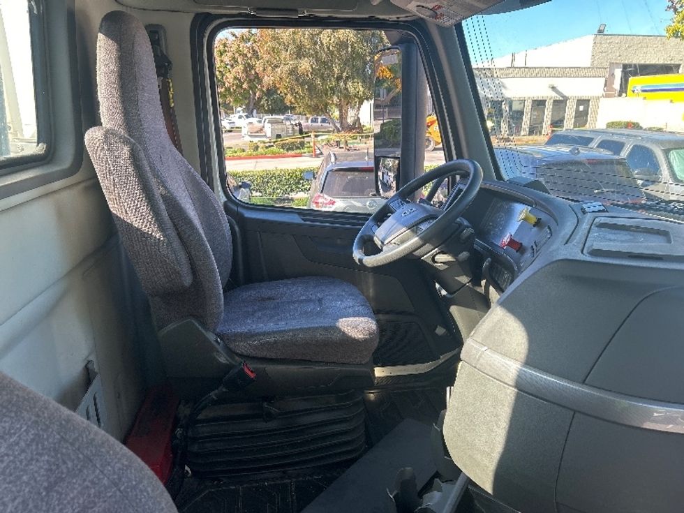 Day Cab Tractor-Heavy Duty Tractors-Volvo-2019-VNL42300-Torrance-CA-275,170\n\t\tmiles-$ 44,250 - Image 14