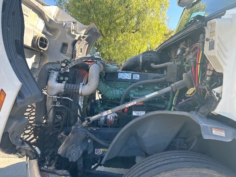 Day Cab Tractor-Heavy Duty Tractors-Volvo-2019-VNL42300-Torrance-CA-275,170\n\t\tmiles-$ 44,250 - Image 16