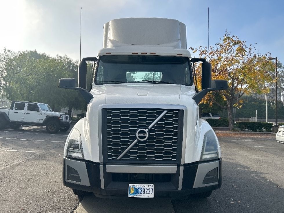 Day Cab Tractor-Heavy Duty Tractors-Volvo-2019-VNL42300-Torrance-CA-275,170\n\t\tmiles-$ 44,250 - Image 2