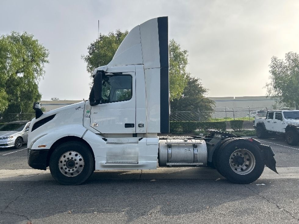Day Cab Tractor-Heavy Duty Tractors-Volvo-2019-VNL42300-Torrance-CA-275,170\n\t\tmiles-$ 44,250 - Image 4