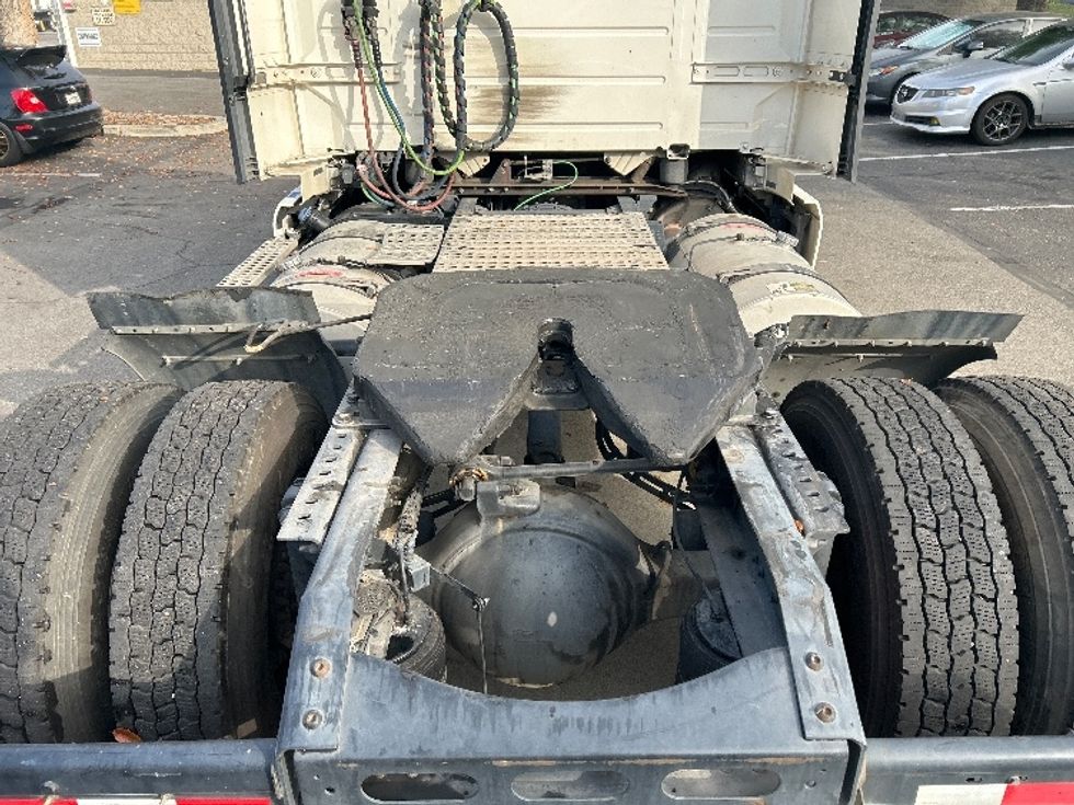 Day Cab Tractor-Heavy Duty Tractors-Volvo-2019-VNL42300-Torrance-CA-275,170\n\t\tmiles-$ 44,250 - Image 6