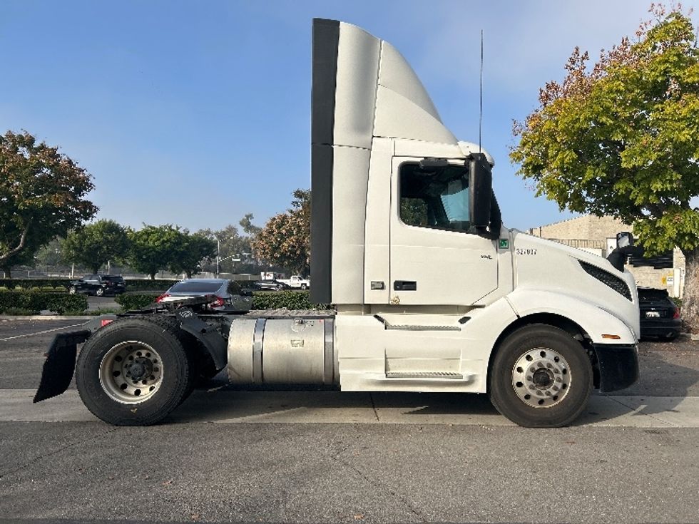 Day Cab Tractor-Heavy Duty Tractors-Volvo-2019-VNL42300-Torrance-CA-275,170\n\t\tmiles-$ 44,250 - Image 8