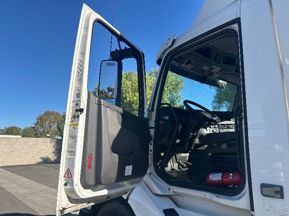 Day Cab Tractor-Heavy Duty Tractors-Volvo-2019-VNL42300-Torrance-CA-275,170\n\t\tmiles-$ 44,250 - Image 9
