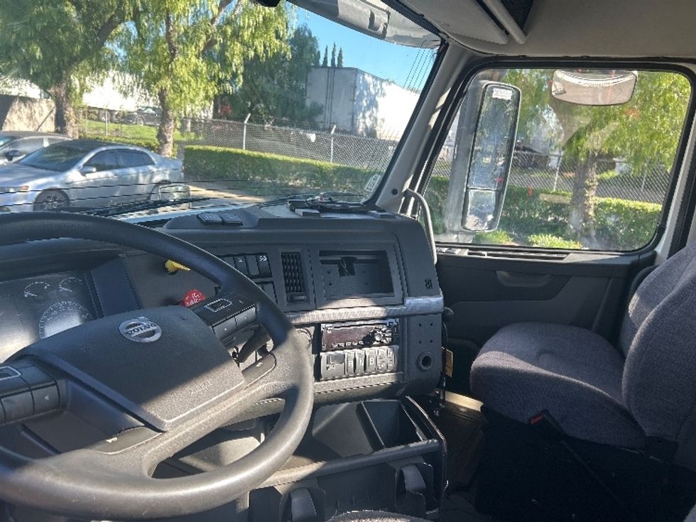 Day Cab Tractor-Heavy Duty Tractors-Volvo-2019-VNL42300-Torrance-CA-289,814\n\t\tmiles-$ 43,250 - Image 10