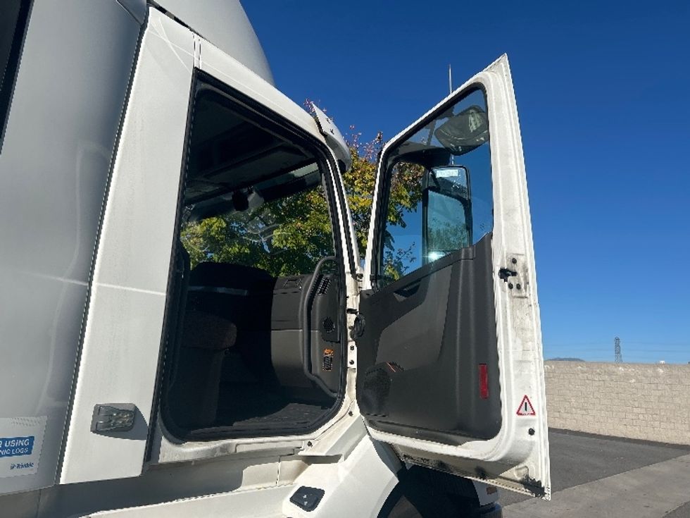 Day Cab Tractor-Heavy Duty Tractors-Volvo-2019-VNL42300-Torrance-CA-289,814\n\t\tmiles-$ 43,250 - Image 12
