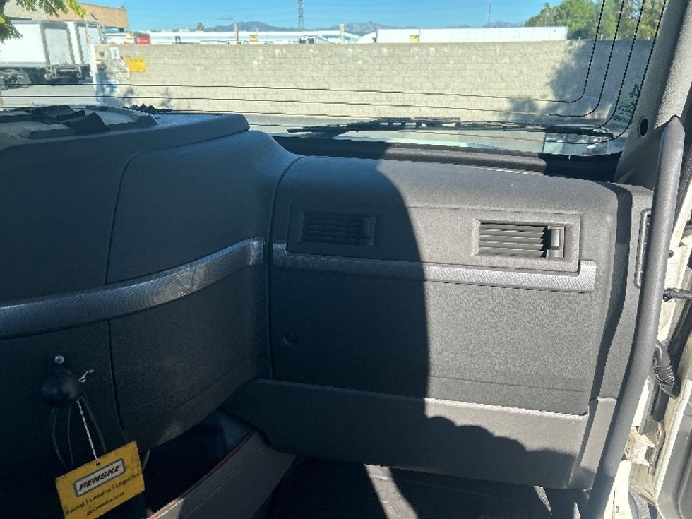 Day Cab Tractor-Heavy Duty Tractors-Volvo-2019-VNL42300-Torrance-CA-289,814\n\t\tmiles-$ 43,250 - Image 13