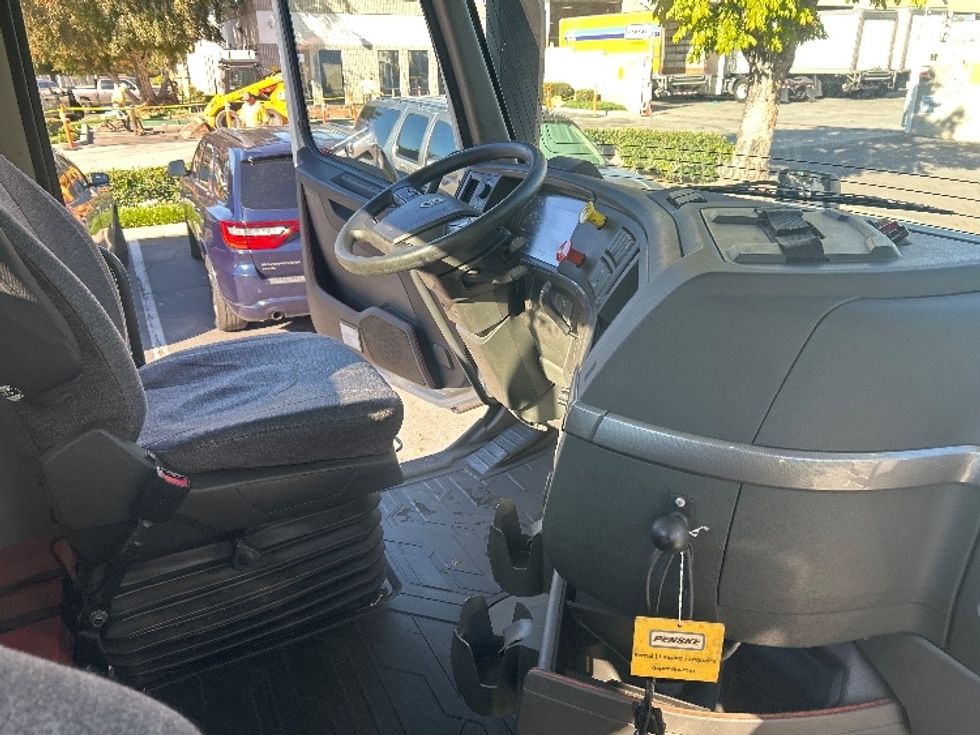 Day Cab Tractor-Heavy Duty Tractors-Volvo-2019-VNL42300-Torrance-CA-289,814\n\t\tmiles-$ 43,250 - Image 14