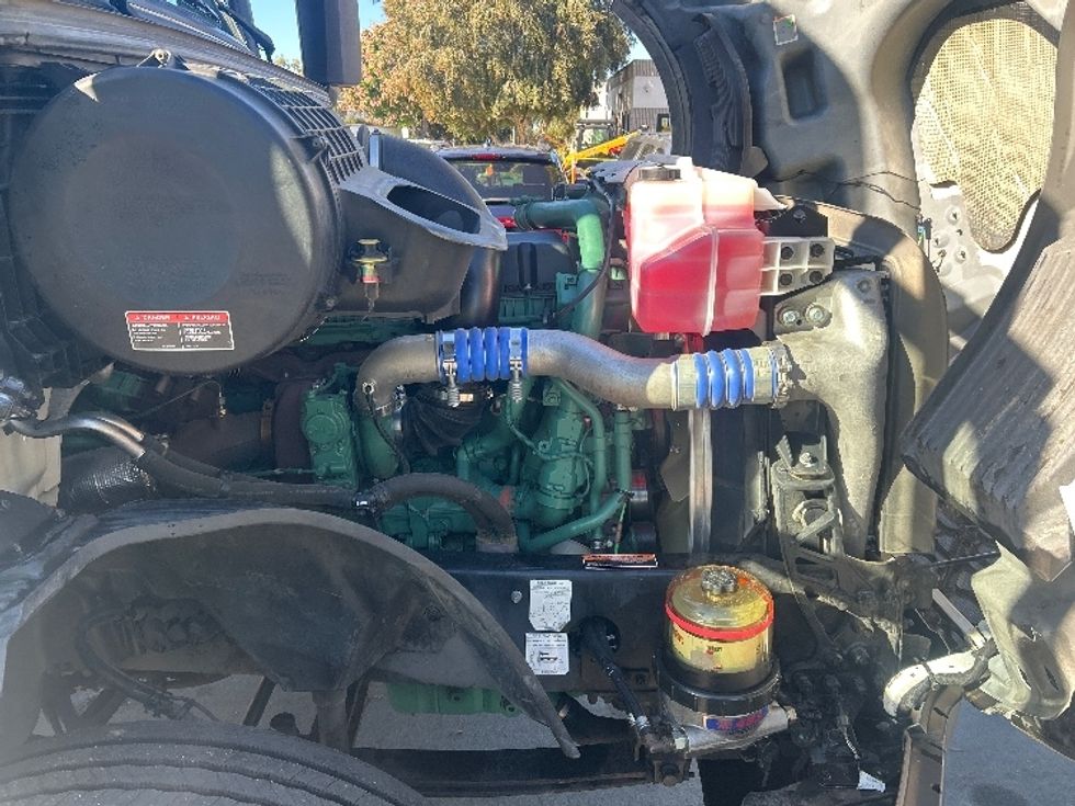 Day Cab Tractor-Heavy Duty Tractors-Volvo-2019-VNL42300-Torrance-CA-289,814\n\t\tmiles-$ 43,250 - Image 15