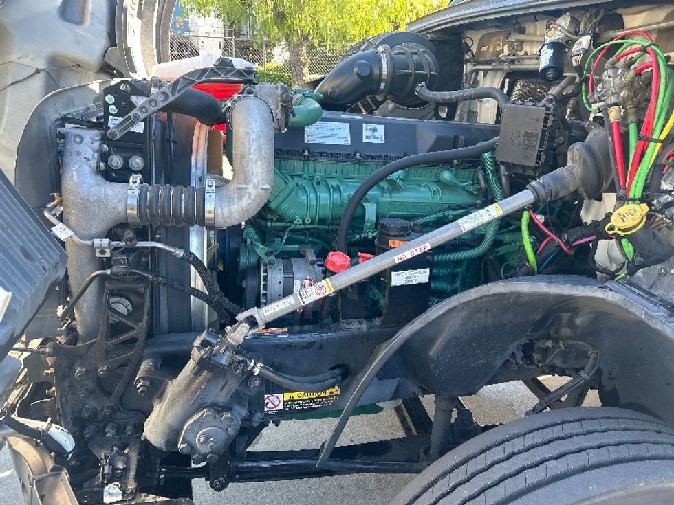 Day Cab Tractor-Heavy Duty Tractors-Volvo-2019-VNL42300-Torrance-CA-289,814\n\t\tmiles-$ 43,250 - Image 16