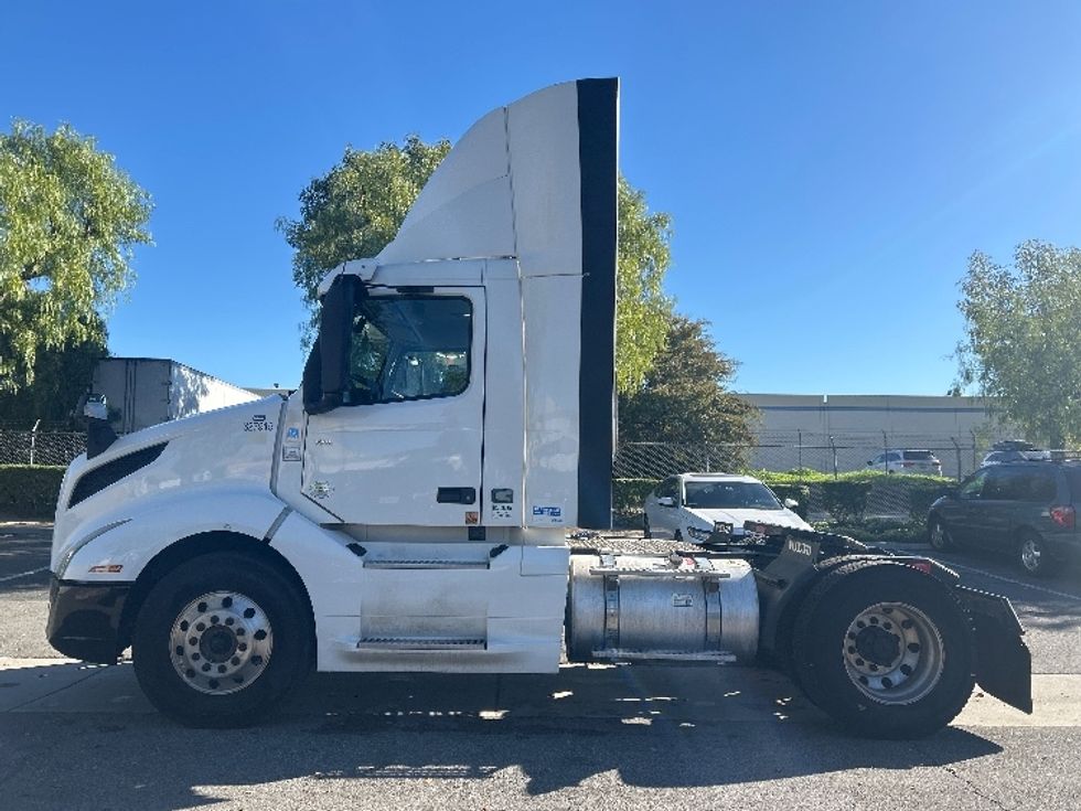 Day Cab Tractor-Heavy Duty Tractors-Volvo-2019-VNL42300-Torrance-CA-289,814\n\t\tmiles-$ 43,250 - Image 4
