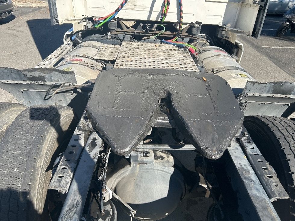 Day Cab Tractor-Heavy Duty Tractors-Volvo-2019-VNL42300-Torrance-CA-289,814\n\t\tmiles-$ 43,250 - Image 6