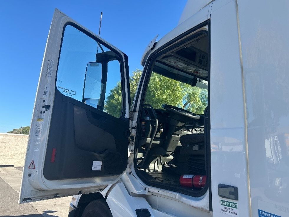 Day Cab Tractor-Heavy Duty Tractors-Volvo-2019-VNL42300-Torrance-CA-289,814\n\t\tmiles-$ 43,250 - Image 9
