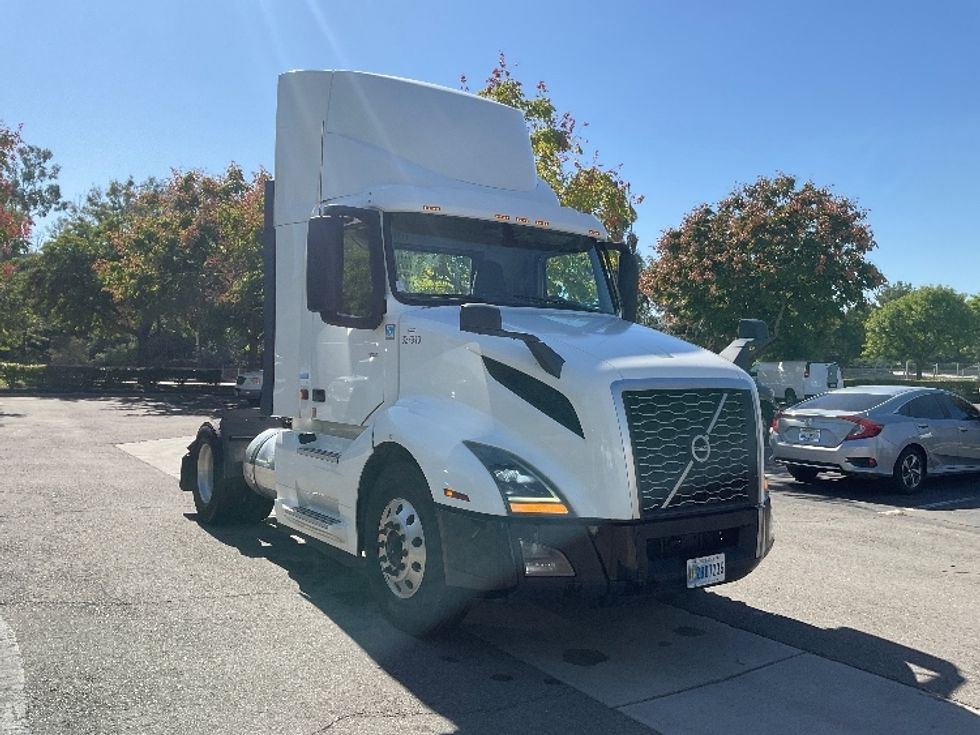 Day Cab Tractor-Heavy Duty Tractors-Volvo-2019-VNL42300-Torrance-CA-295,839\n\t\tmiles-$ 42,750 - Image 1