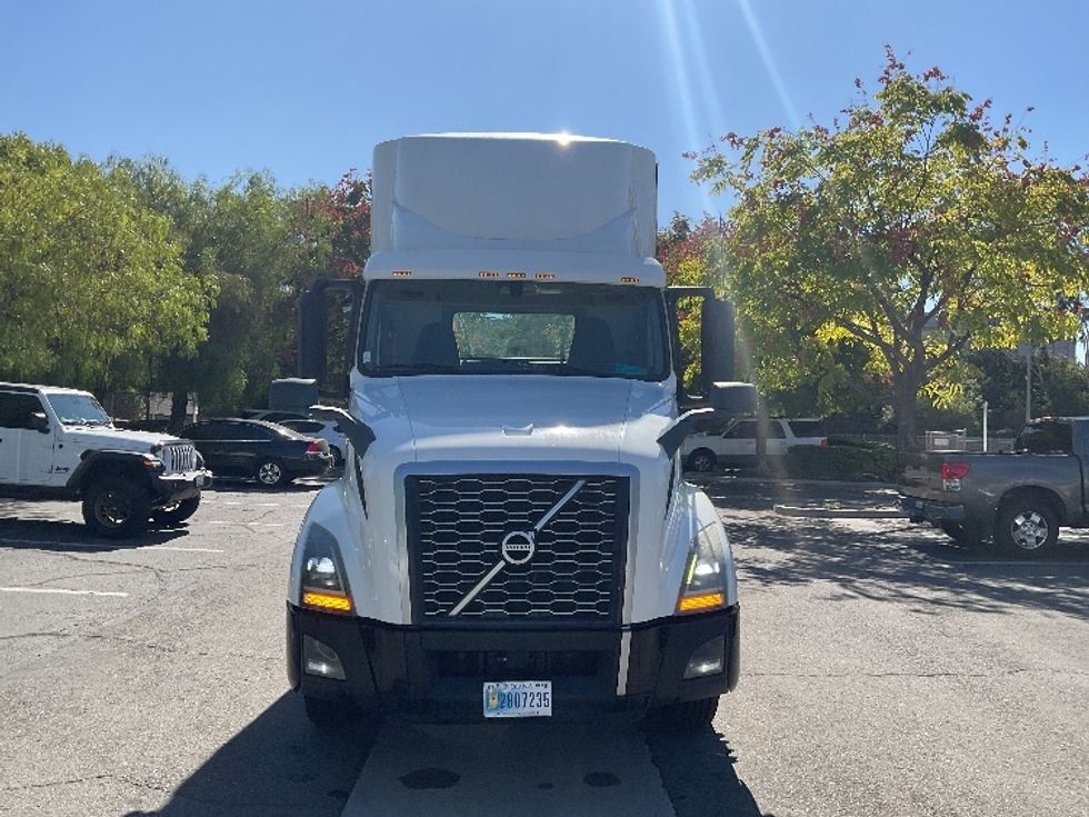 Day Cab Tractor-Heavy Duty Tractors-Volvo-2019-VNL42300-Torrance-CA-295,839\n\t\tmiles-$ 42,750 - Image 2