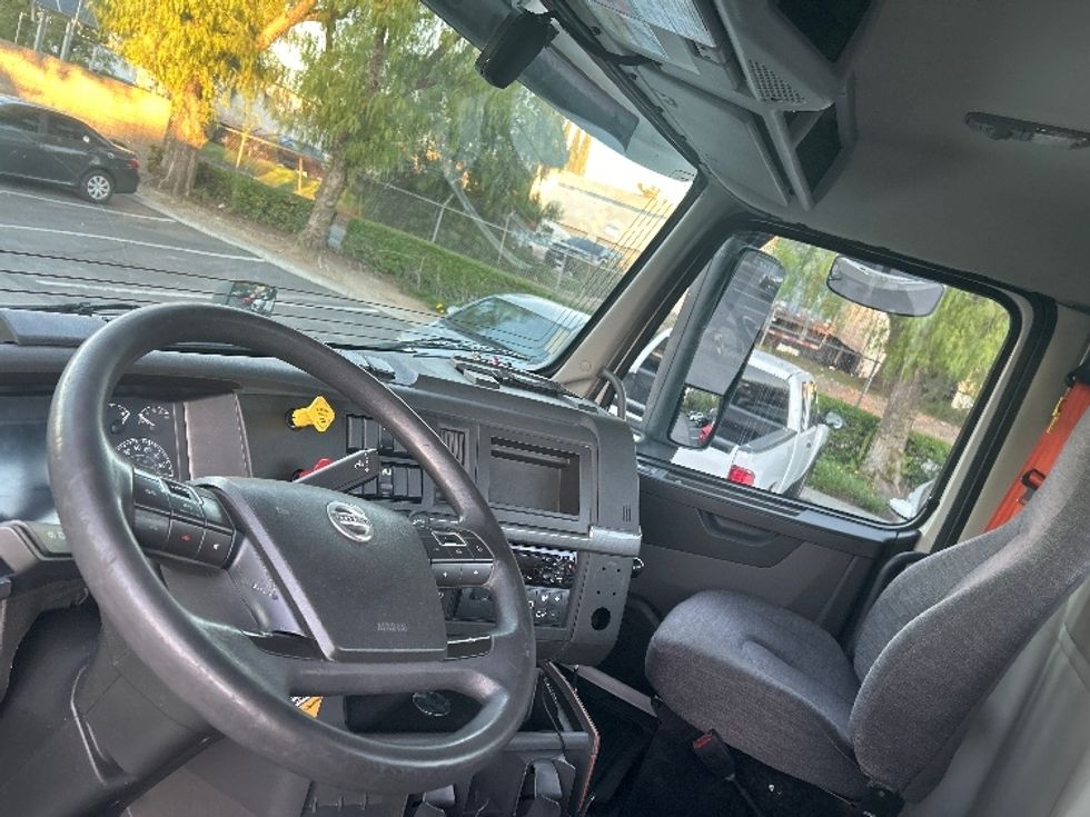 Day Cab Tractor-Heavy Duty Tractors-Volvo-2019-VNL42300-Torrance-CA-298,431\n\t\tmiles-$ 42,750 - Image 10