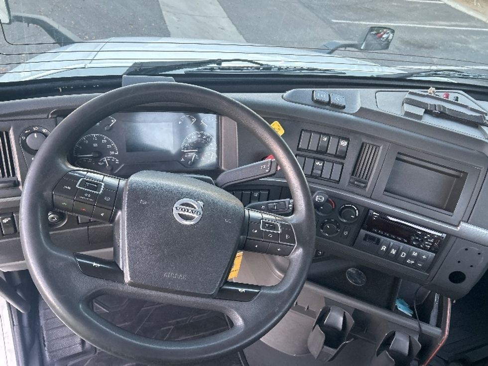 Day Cab Tractor-Heavy Duty Tractors-Volvo-2019-VNL42300-Torrance-CA-298,431\n\t\tmiles-$ 42,750 - Image 11