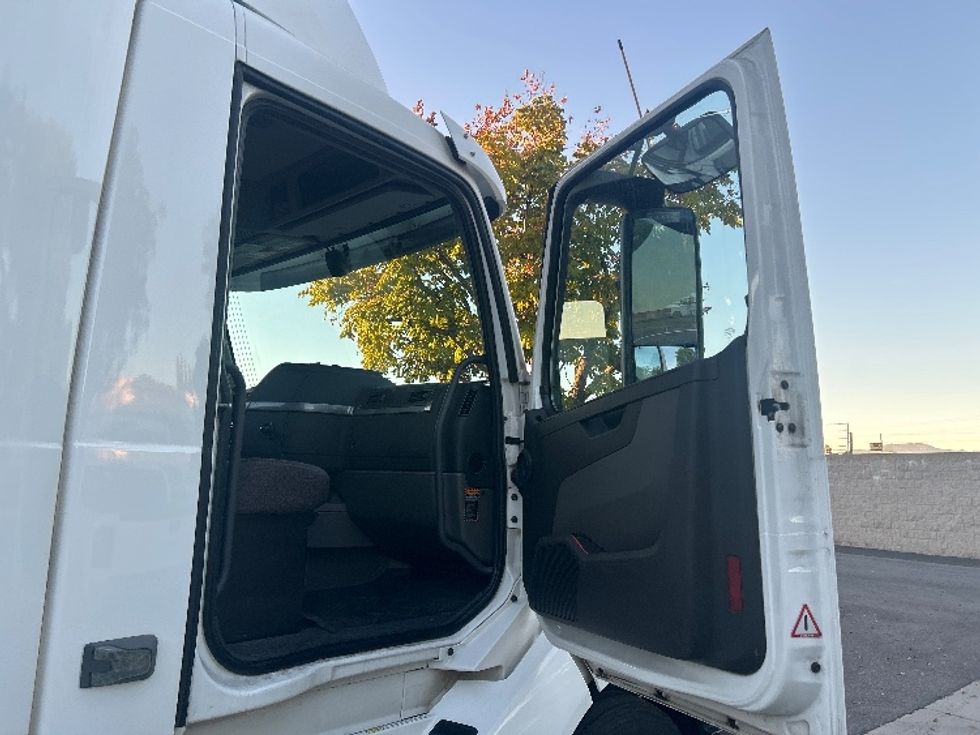 Day Cab Tractor-Heavy Duty Tractors-Volvo-2019-VNL42300-Torrance-CA-298,431\n\t\tmiles-$ 42,750 - Image 12