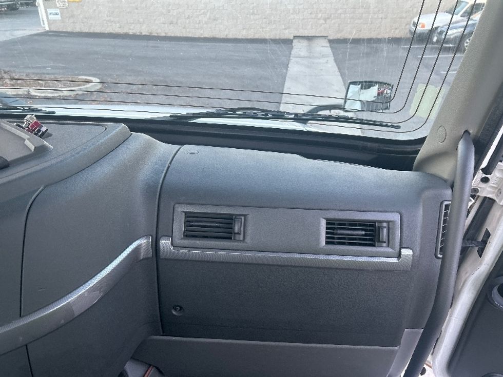 Day Cab Tractor-Heavy Duty Tractors-Volvo-2019-VNL42300-Torrance-CA-298,431\n\t\tmiles-$ 42,750 - Image 13