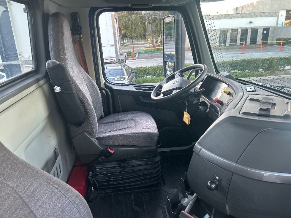 Day Cab Tractor-Heavy Duty Tractors-Volvo-2019-VNL42300-Torrance-CA-298,431\n\t\tmiles-$ 42,750 - Image 14