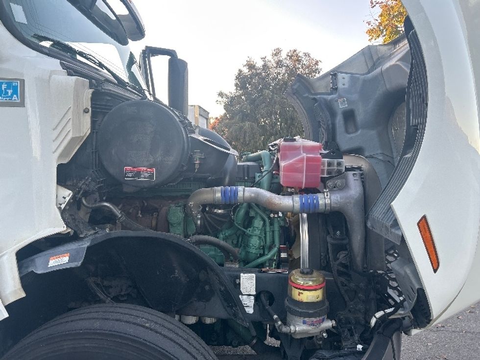 Day Cab Tractor-Heavy Duty Tractors-Volvo-2019-VNL42300-Torrance-CA-298,431\n\t\tmiles-$ 42,750 - Image 15