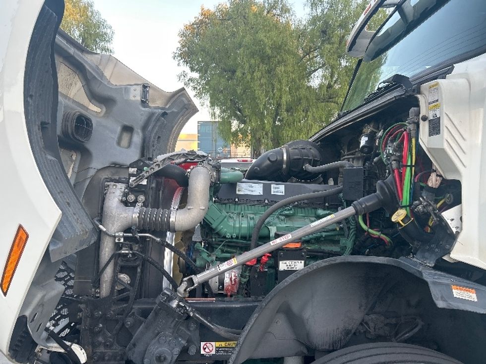 Day Cab Tractor-Heavy Duty Tractors-Volvo-2019-VNL42300-Torrance-CA-298,431\n\t\tmiles-$ 42,750 - Image 16