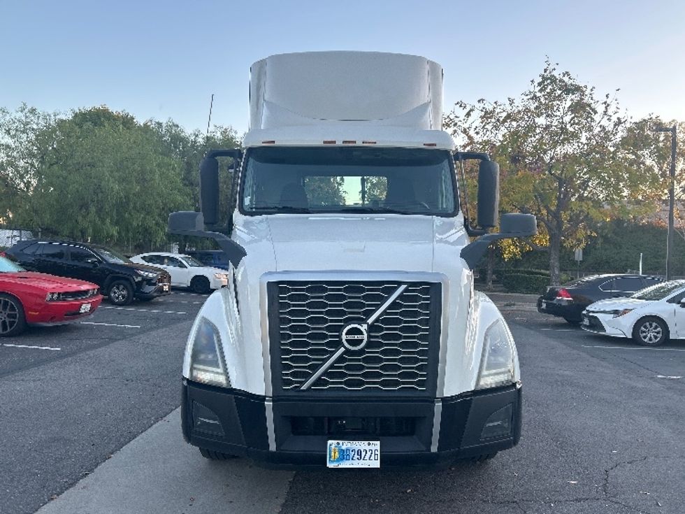 Day Cab Tractor-Heavy Duty Tractors-Volvo-2019-VNL42300-Torrance-CA-298,431\n\t\tmiles-$ 42,750 - Image 2