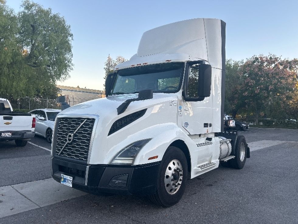 Day Cab Tractor-Heavy Duty Tractors-Volvo-2019-VNL42300-Torrance-CA-298,431\n\t\tmiles-$ 42,750 - Image 3
