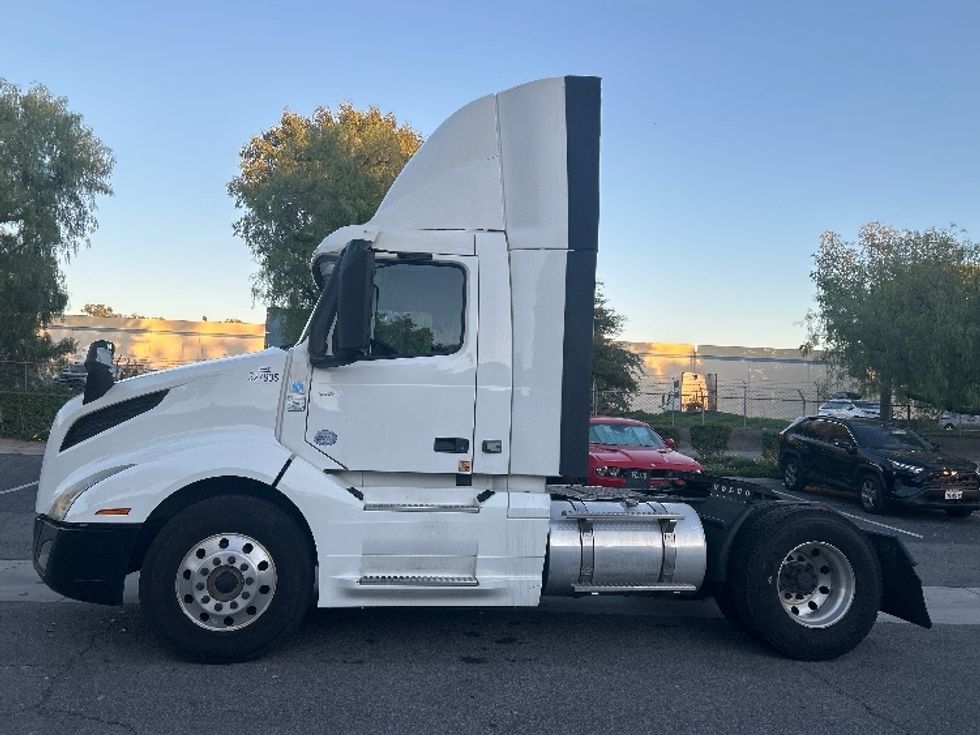 Day Cab Tractor-Heavy Duty Tractors-Volvo-2019-VNL42300-Torrance-CA-298,431\n\t\tmiles-$ 42,750 - Image 4