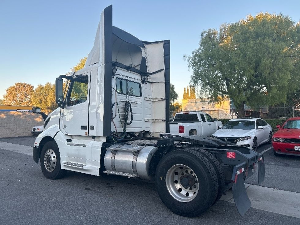 Day Cab Tractor-Heavy Duty Tractors-Volvo-2019-VNL42300-Torrance-CA-298,431\n\t\tmiles-$ 42,750 - Image 5