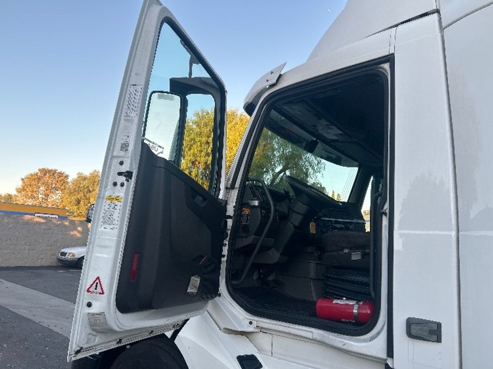Day Cab Tractor-Heavy Duty Tractors-Volvo-2019-VNL42300-Torrance-CA-298,431\n\t\tmiles-$ 42,750 - Image 9
