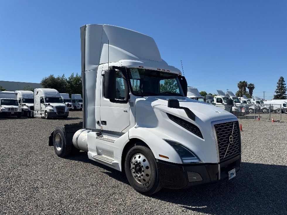 Day Cab Tractor-Heavy Duty Tractors-Volvo-2019-VNL42300-West Sacramento-CA-282,965\n\t\tmiles-$ 35,500 - Image 1