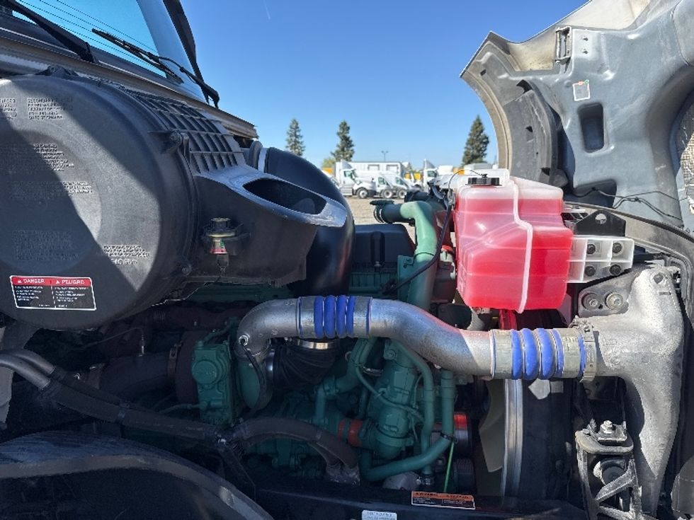 Day Cab Tractor-Heavy Duty Tractors-Volvo-2019-VNL42300-West Sacramento-CA-282,965\n\t\tmiles-$ 35,500 - Image 15