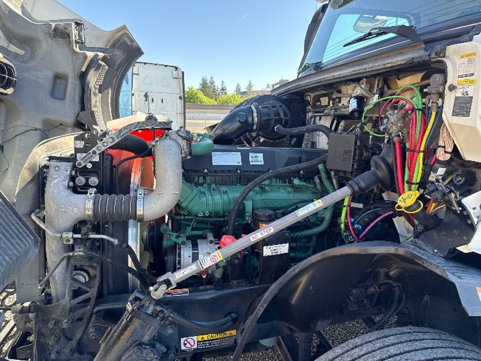 Day Cab Tractor-Heavy Duty Tractors-Volvo-2019-VNL42300-West Sacramento-CA-282,965\n\t\tmiles-$ 35,500 - Image 16