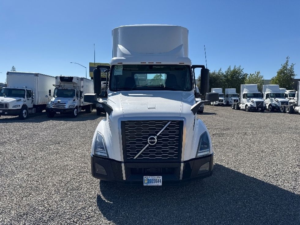 Day Cab Tractor-Heavy Duty Tractors-Volvo-2019-VNL42300-West Sacramento-CA-282,965\n\t\tmiles-$ 35,500 - Image 2