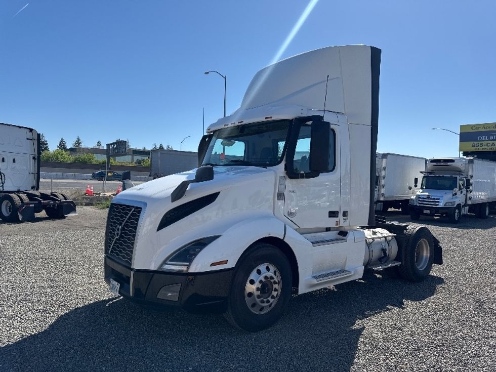 Day Cab Tractor-Heavy Duty Tractors-Volvo-2019-VNL42300-West Sacramento-CA-282,965\n\t\tmiles-$ 35,500 - Image 3