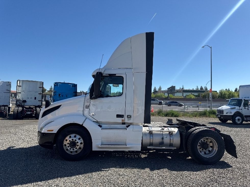 Day Cab Tractor-Heavy Duty Tractors-Volvo-2019-VNL42300-West Sacramento-CA-282,965\n\t\tmiles-$ 35,500 - Image 4