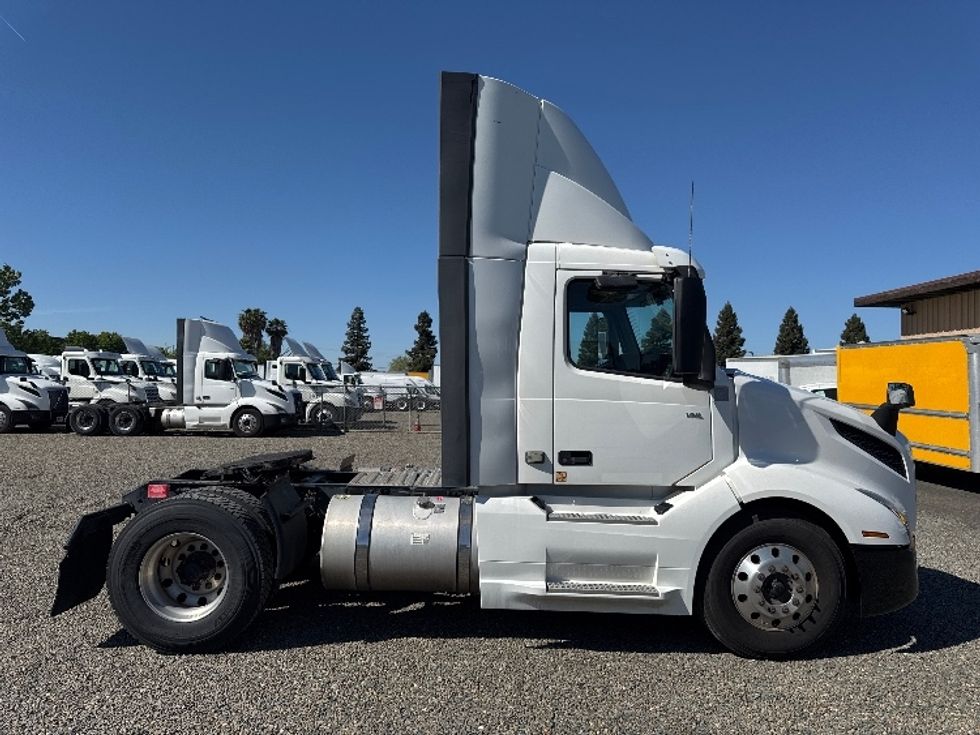 Day Cab Tractor-Heavy Duty Tractors-Volvo-2019-VNL42300-West Sacramento-CA-282,965\n\t\tmiles-$ 35,500 - Image 8