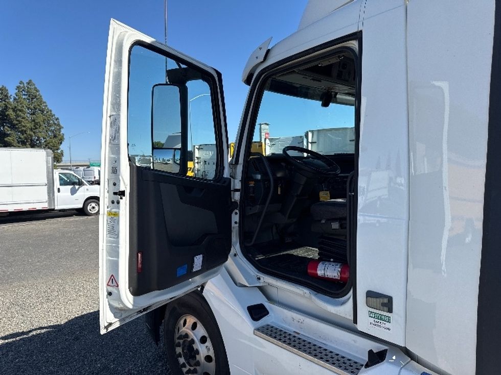 Day Cab Tractor-Heavy Duty Tractors-Volvo-2019-VNL42300-West Sacramento-CA-282,965\n\t\tmiles-$ 35,500 - Image 9