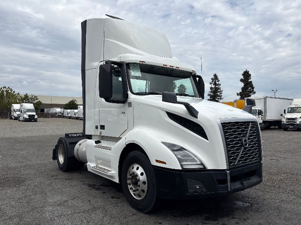 Day Cab Tractor-Heavy Duty Tractors-Volvo-2019-VNL42300-West Sacramento-CA-298,964\n\t\tmiles-$ 35,250 - Image 1