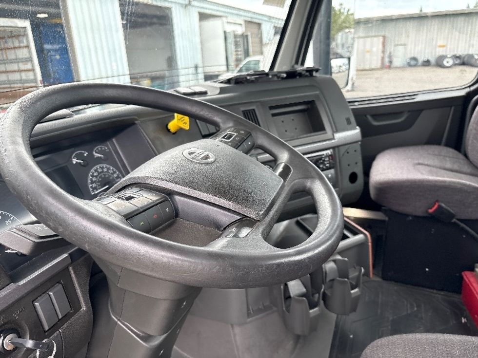 Day Cab Tractor-Heavy Duty Tractors-Volvo-2019-VNL42300-West Sacramento-CA-298,964\n\t\tmiles-$ 35,250 - Image 10