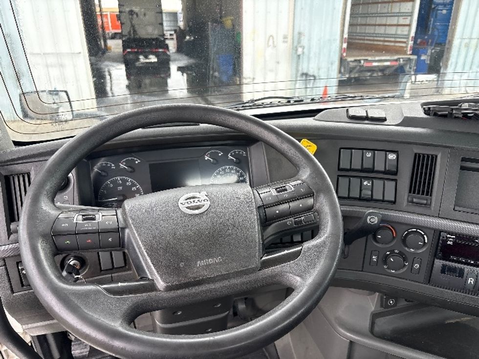 Day Cab Tractor-Heavy Duty Tractors-Volvo-2019-VNL42300-West Sacramento-CA-298,964\n\t\tmiles-$ 35,250 - Image 11