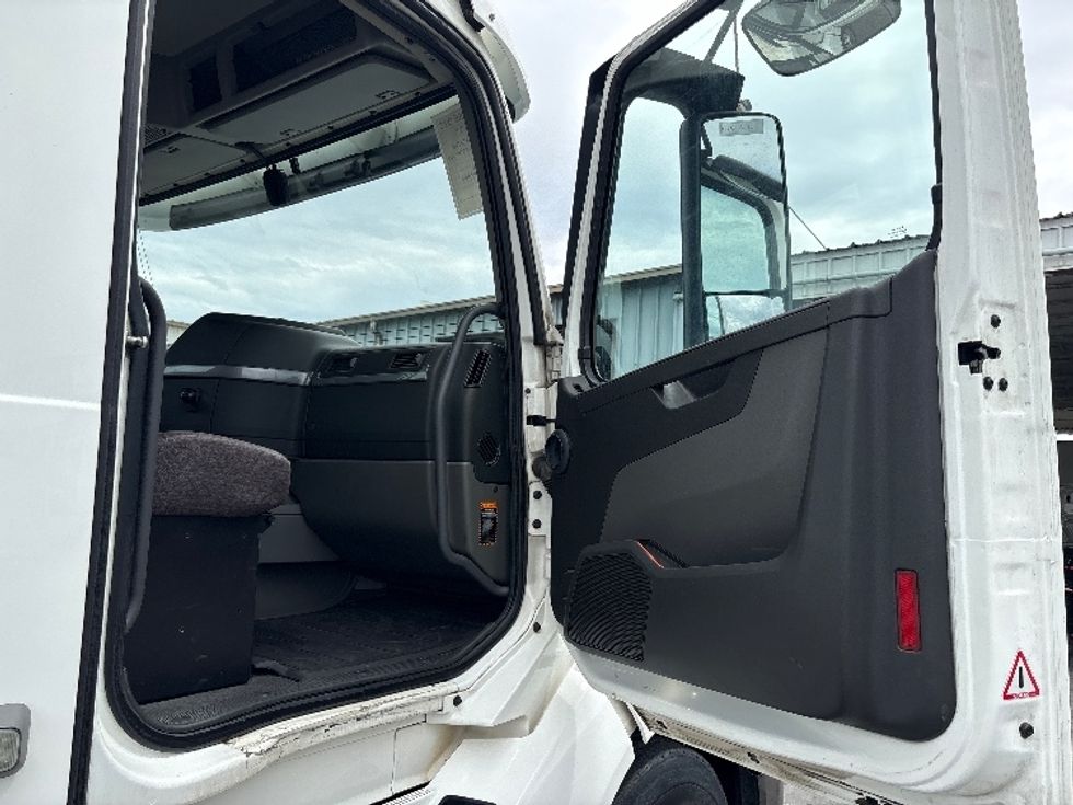Day Cab Tractor-Heavy Duty Tractors-Volvo-2019-VNL42300-West Sacramento-CA-298,964\n\t\tmiles-$ 35,250 - Image 12