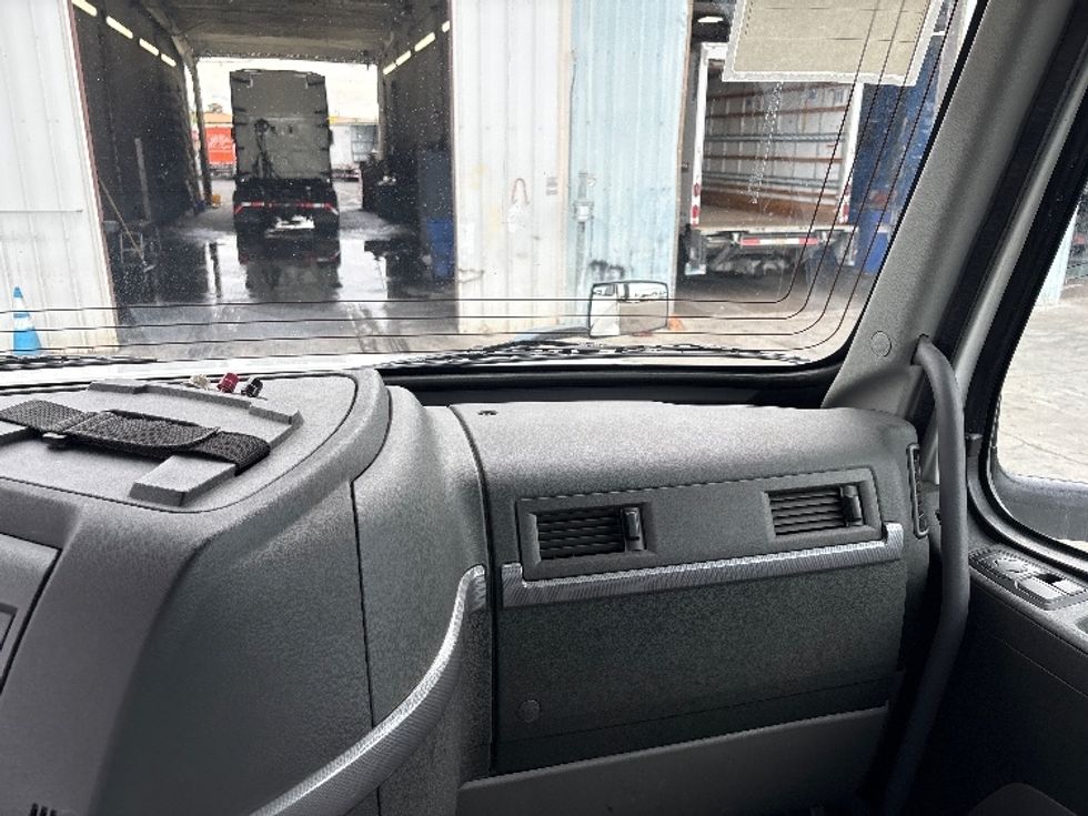 Day Cab Tractor-Heavy Duty Tractors-Volvo-2019-VNL42300-West Sacramento-CA-298,964\n\t\tmiles-$ 35,250 - Image 13
