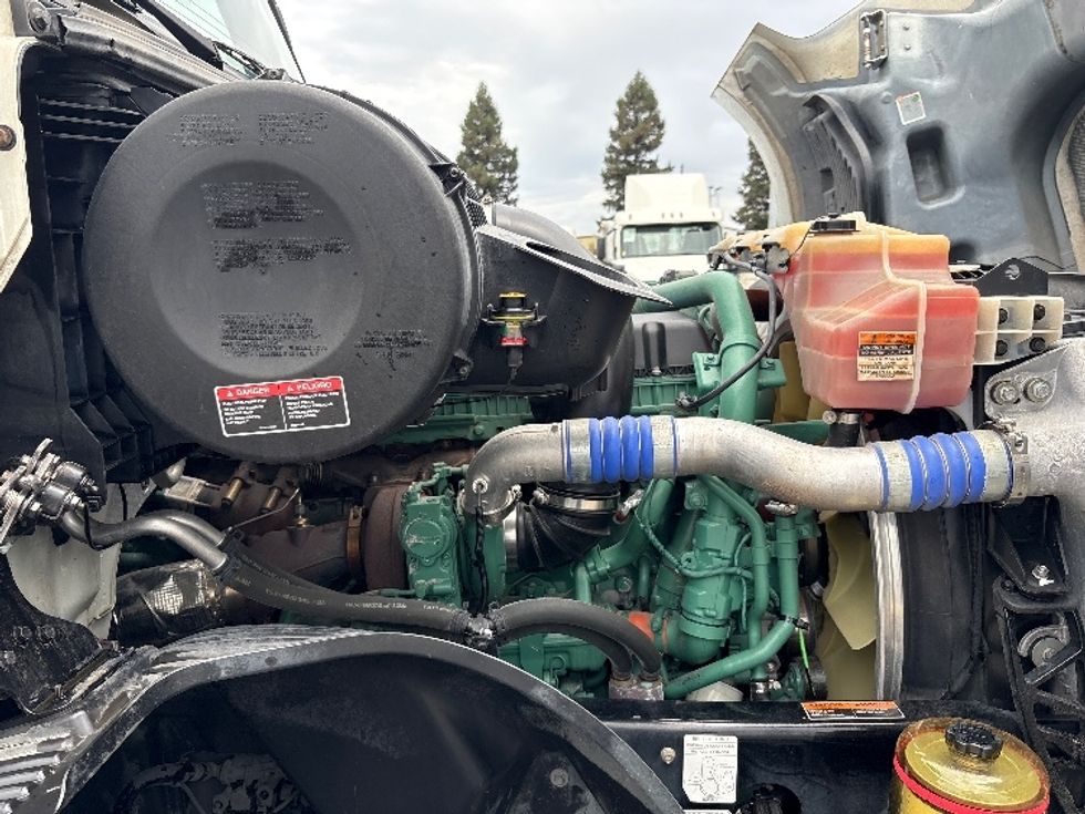 Day Cab Tractor-Heavy Duty Tractors-Volvo-2019-VNL42300-West Sacramento-CA-298,964\n\t\tmiles-$ 35,250 - Image 15