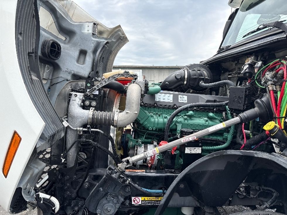 Day Cab Tractor-Heavy Duty Tractors-Volvo-2019-VNL42300-West Sacramento-CA-298,964\n\t\tmiles-$ 35,250 - Image 16