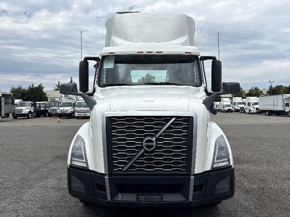 Day Cab Tractor-Heavy Duty Tractors-Volvo-2019-VNL42300-West Sacramento-CA-298,964\n\t\tmiles-$ 35,250 - Image 2